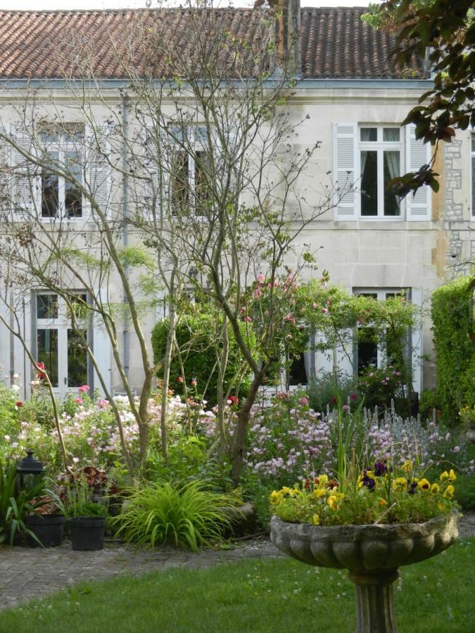 La Maison De L'Ambassadeur Saint-Jean-dʼAngély Exteriör bild